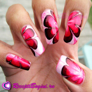 Фото: Дизайн ногтей к 8 марта с крупными цветами