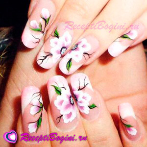 Фото: Дизайн ногтей к 8 марта с нежными цветами