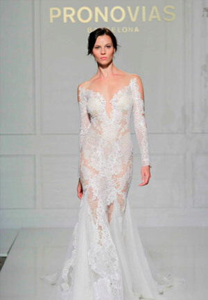 Фото: Свадебное платье русалка: — глубокое декольте и открытая спина