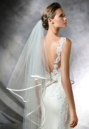 Фото: Свадебное платье русалка: — глубокое декольте и открытая спина